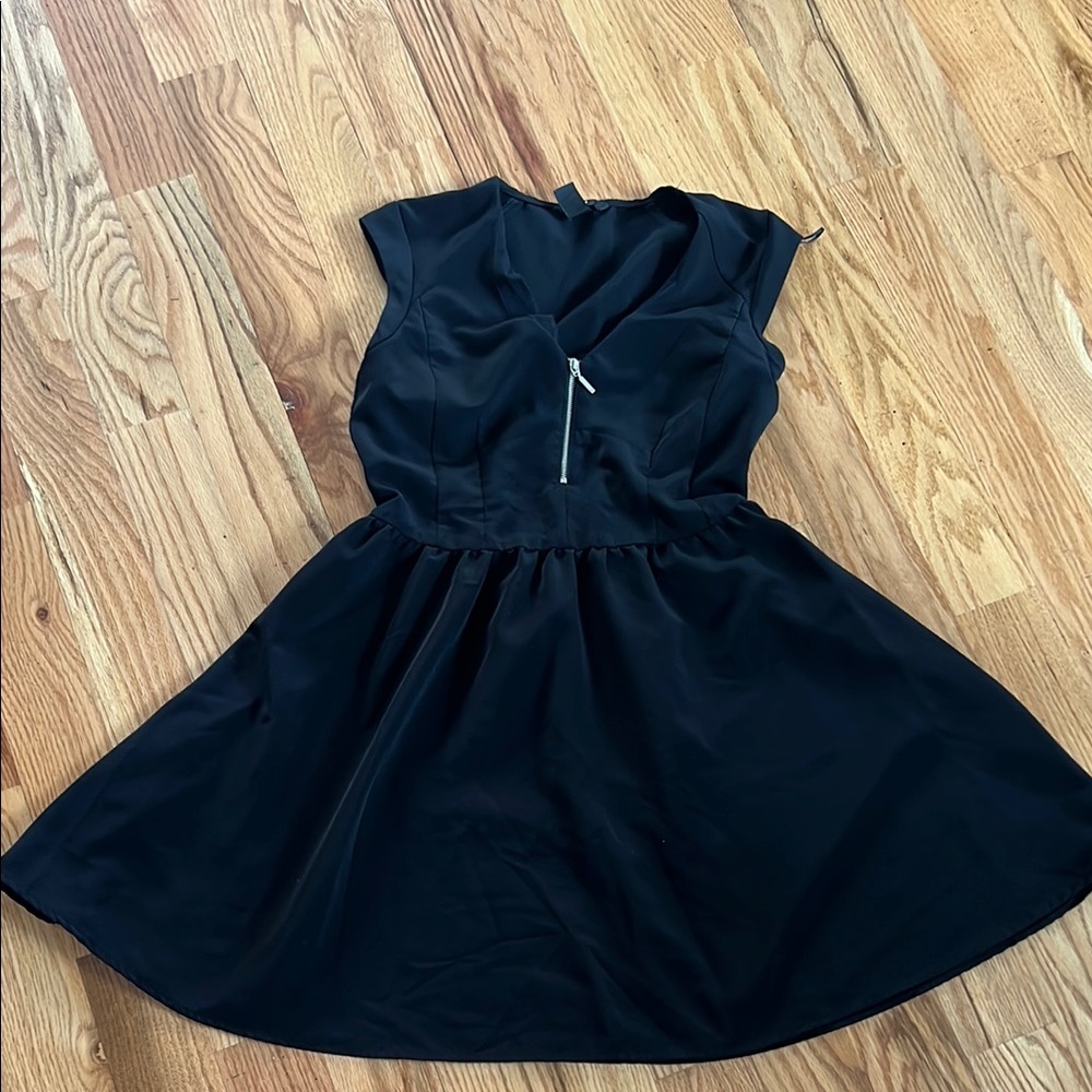 Elegant Black Dress with Zipper Detail